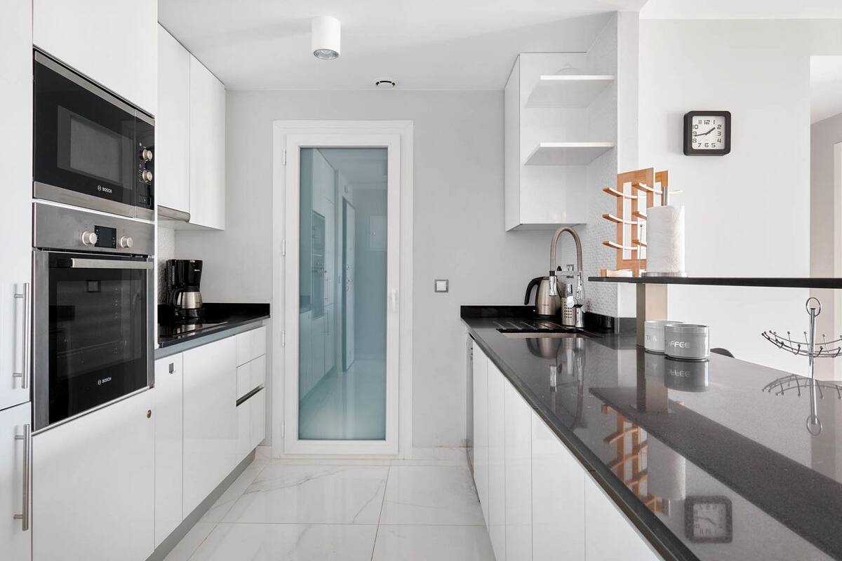 apartment, 2 bedrooms, sea view | private kitchen | full-sized fridge, microwave, oven, stovetop