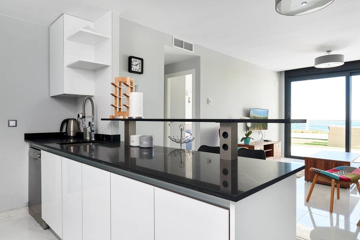 apartment, 2 bedrooms, sea view | private kitchen | full-sized fridge, microwave, oven, stovetop