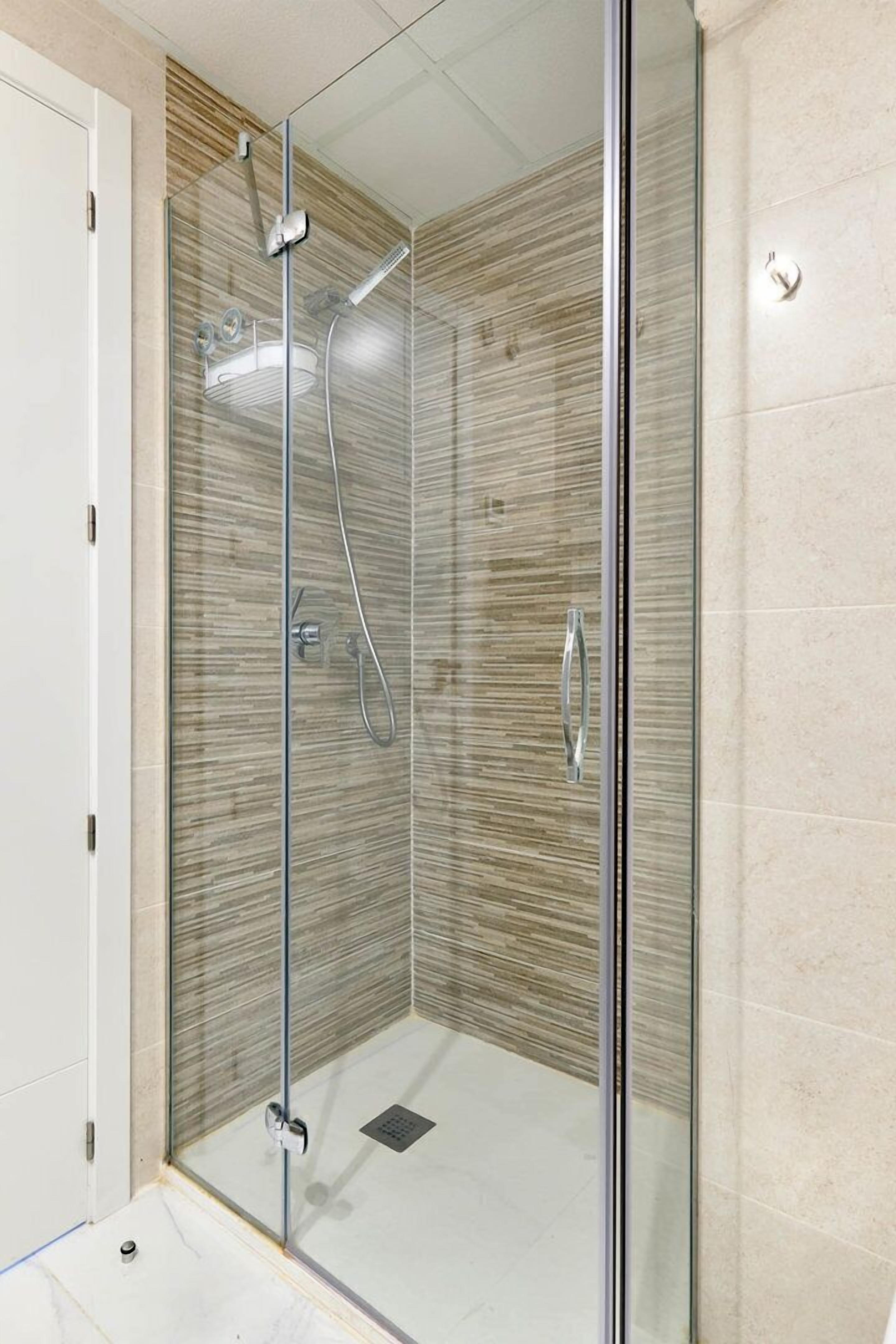 apartment, 2 bedrooms, sea view | bathroom shower