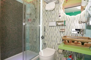 Exclusive-Doppelzimmer (Meraviglioso Mago di Oz) | Badezimmer | Dusche, Regendusche, kostenlose Toilettenartikel, Haartrockner