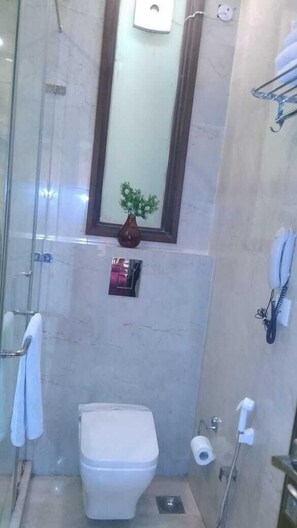 Business Room | Bathroom | Shower, rainfall showerhead, free toiletries, hair dryer - Indiyaah Residency (Gurugram)