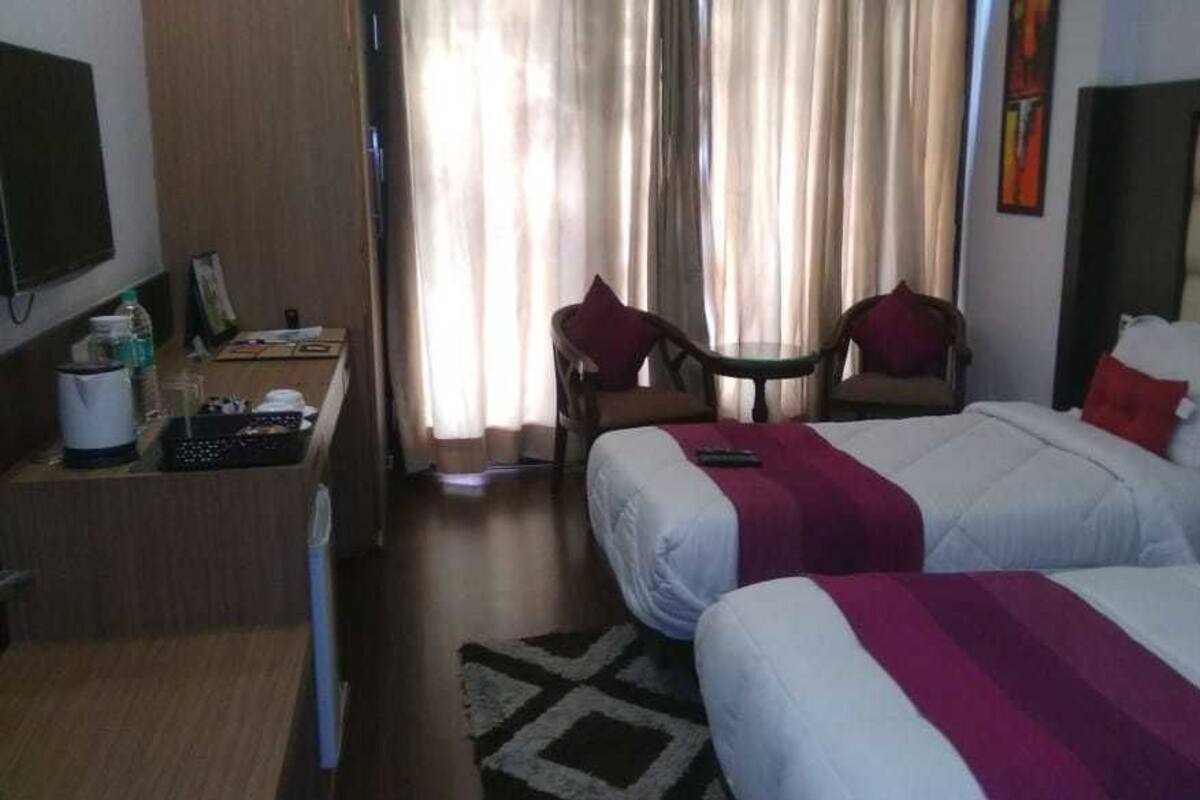 Business Room | 5 bedrooms, in-room safe, desk, laptop workspace