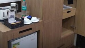 Business Room | In-room safe, desk, laptop workspace, WiFi (free) - Indiyaah Residency (Gurugram)
