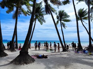 Ubicación cercana a la playa y arena blanca