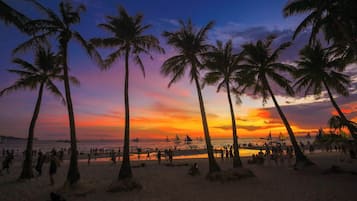 Pantai berhampiran, pasir putih