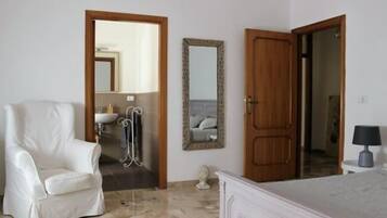Camera Comfort (Pagina Bianca) | Una scrivania, tende oscuranti, Wi-Fi gratuito, lenzuola