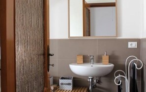 Comfort Room (Pagina Bianca) | Bathroom sink - B&Be Home (Tollo)