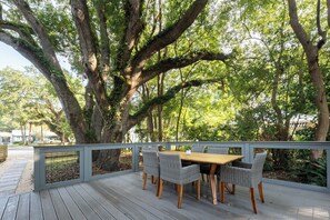 Outdoor dining - Pet Friendly Cottage, One Block to the Sand! (St Simons)