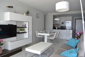 Apartment, 2 Schlafzimmer, Terrasse | Wohnbereich | Flachbildfernseher