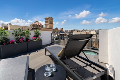 New! Beautiful Art Deco Townhouse 150m to Beach. (Daily Housekeeping incl) 