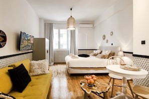 Design Στούντιο, 1 Διπλό Κρεβάτι με Καναπέ-Κρεβάτι, Μη Καπνιστών, Ψυγείο | Περιοχή καθιστικού | Τηλεόραση με επίπεδη οθόνη 42 ιντσών με ψηφιακά κανάλια, τηλεοράσεις