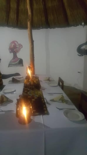 Se sirven desayunos, almuerzos y cenas; cocina local e internacional