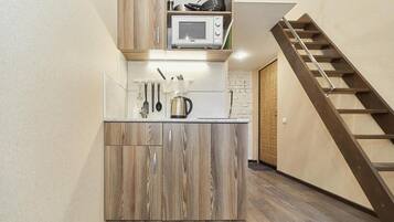 Kühlschrank, Mikrowelle, Herdplatte, Kochgeschirr/Geschirr/Besteck