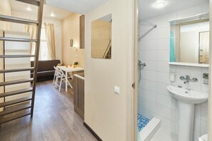 1 slaapkamer, geluiddichte muren, een strijkplank/strijkijzer