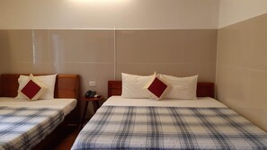 Ylelliset vuodevaatteet, pillowtop-patjalliset sängyt, minibaari