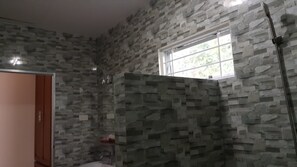 Shower, rainfall showerhead, free toiletries, hair dryer - Thanh Hai Garden View (Phu Quoc)
