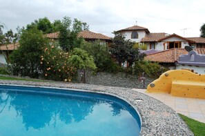 Outdoor pool - House Dalia. Beautiful, cozy and independent house. Quiet in contact with nature (Tumbaco)