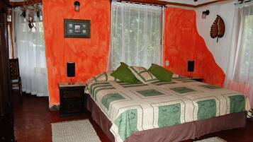 1 slaapkamer, een kluis op de kamer, een bureau