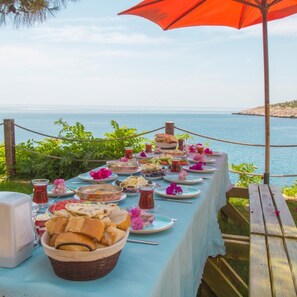 Petit déjeuner complet compris tous les jours