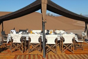 Tägliches inbegriffenes kontinentales Frühstück