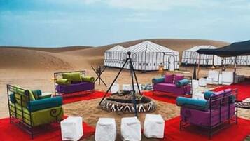 Petit déjeuner et déjeuner servis sur place, spécialités Cuisine locale