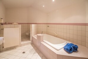 Hair dryer, bathrobes, towels, soap - Hotel Sauerbrey (Osterode am Harz)