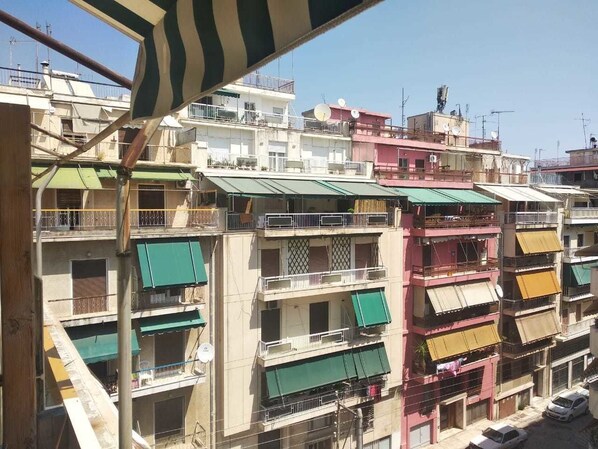 Appartement économique, 1 chambre, cuisinette, vue sur la ville | Vue de la chambre