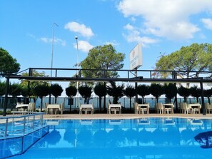 Piscine extérieure (ouverte en saison)