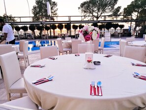 Petit déjeuner et dîner servis sur place