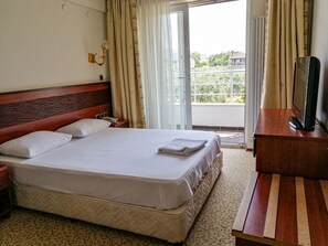 Habitació familiar, habitacions connectades | Escriptori, espai de treball apte per a portàtils i cortines opaques 