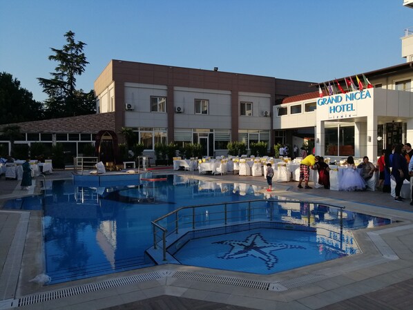 Piscine extérieure (ouverte en saison)