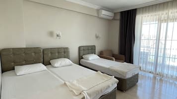 Tabla de planchar con plancha, wifi gratis y ropa de cama