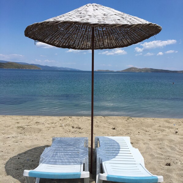 Plage, chaises longues, parasols
