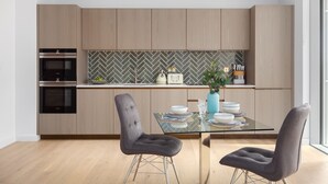 Luxury Apartment | In-room dining - Atlas Serviced Apartment by MySquare (London)