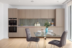 Luxury Apartment | In-room dining - Atlas Serviced Apartment by MySquare (London)