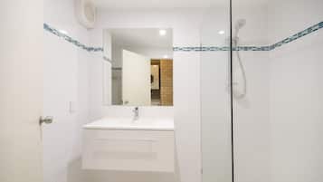 Villa (3 Bedrooms) | Bathroom | Shower, towels
