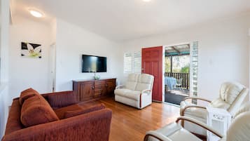 Rumah (4 Bedrooms) | Ruang keluarga | TV