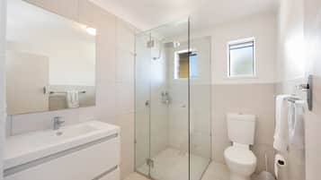 House (4 Bedrooms) | Bathroom | Shower