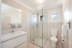 House (4 Bedrooms) | Bathroom | Shower
