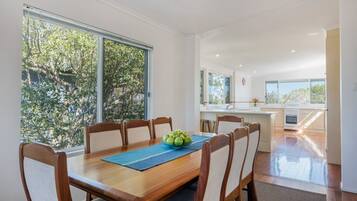 Rumah (4 Bedrooms) | Dapur pribadi | Lemari es, microwave, kompor, dan mesin pencuci piring