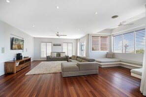 Nhà (4 Bedrooms) | Khu phòng khách