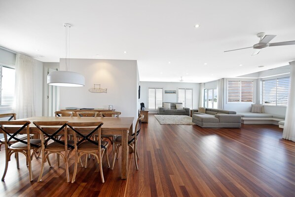 House (4 Bedrooms) | Living room