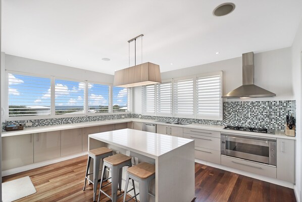 Nhà (4 Bedrooms) | Bếp riêng | Tủ lạnh, máy rửa bát