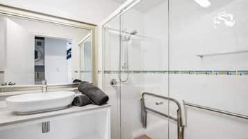 Villa (3 Bedrooms) | Bathroom | Shower
