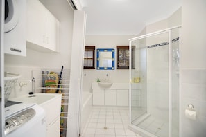 Apartment (3 Bedrooms) | Bathroom - Notre Reve - 2/4 Brolga Place (Peregian Beach)