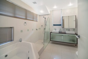 Apartment (3 Bedrooms) | Bathroom - Peregian On The Beach Unit 3 (Peregian Beach)