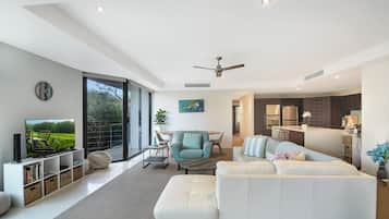 Apartamento (3 Bedrooms) | Zona de estar | Televisión de 40 pulgadas con canales por cable