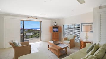 Apartamento (2 Bedrooms) | Sala de estar | TV 40 polegadas com canais a cabo