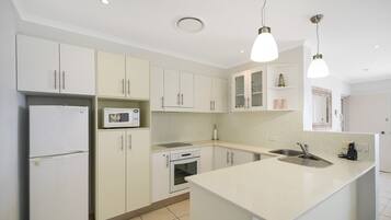 Apartamento (2 Bedrooms) | Cozinha privada | Micro-ondas