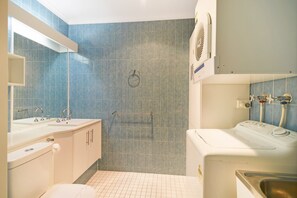 อพาร์ทเมนท์ (2 Bedrooms) | ห้องน้ำ | ฝักบัวในอ่างอาบน้ำ, ผ้าเช็ดตัว